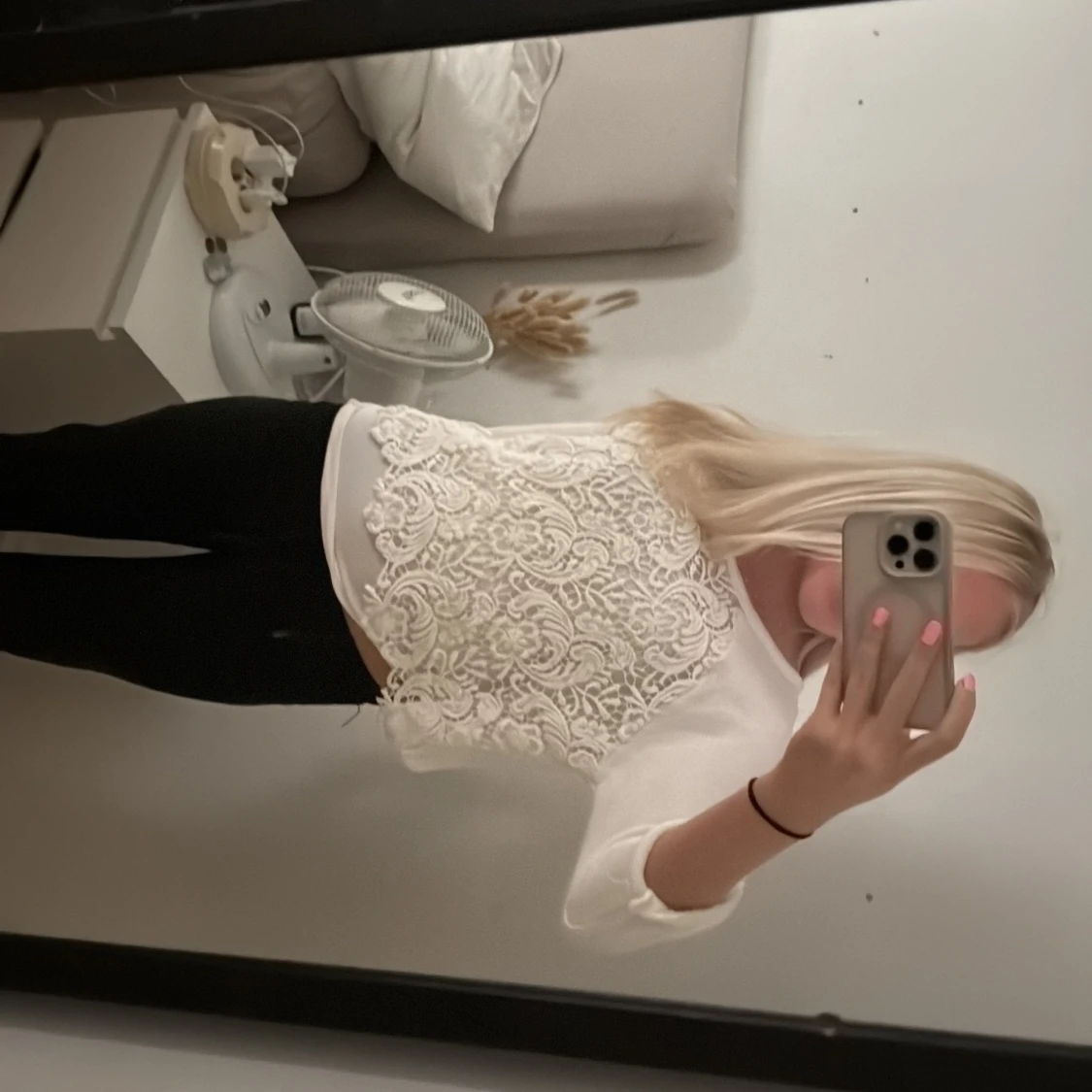 Vit croppad tröja med spetsdetaljer - 3