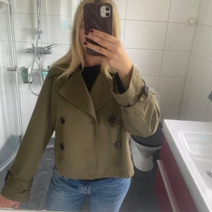Grön höstjacka - Säljer denna korta trenchcoat i grön❣️perfekt höstjacka!