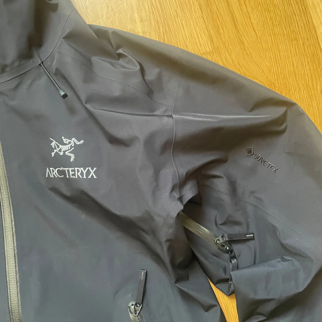 Svart Arc'teryx Gore-Tex vindjacka S - 1