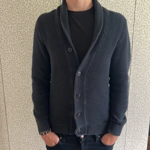 Kofta med krage - Säljer denna snygga kofta med krage perfekt inför hösten🍁modellen på bilden är ca 180 cm lång och väger 70 kg. Tveka inte på att kontakta mig vid minsta fundering 