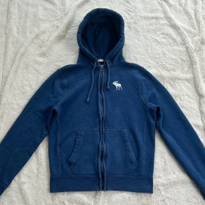 Abercrombie & fitch zip (HERR) - En zip från Abercrombie & fitch i storlek M. Kan upplevas mindre i storlek pga ”muscle” fit. Tröjan bedöms vara i väldigt fint skick. Jag skickar ditt köp inom 24h. Se liknande zip i min profil! G7