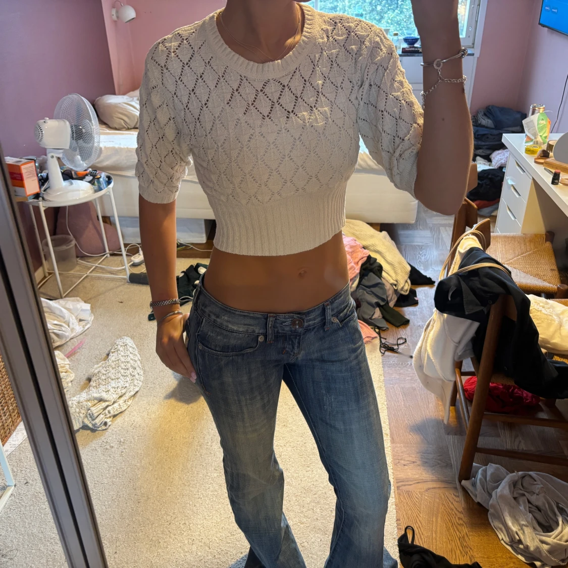 Vit croppad stickad topp med mönster