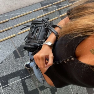 Svart topp från Gina - Säljer en super söt topp från Gina då jag inte använder den. Endast använd en gång och kan sjunka i pris vid snabb affär, hör av er vid frågor !!