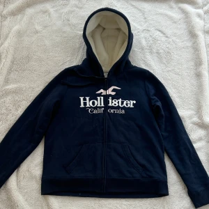 Hollister zip med foder  - En zip från Hollister i storlek L. Kan upplevas mindre i storlek. Tröjan bedöms vara i väldigt fint skick / nytt skick. Jag skickar ditt köp inom 24h. Se liknande zip i min profil!