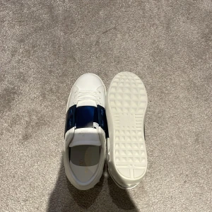 Valentino open - Säljer nu mina Valentinos som är minimalt använd för ett bra pris. Pris är inte hugget i sten.