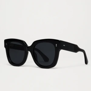 Svarta solglasögon CHIMI - Snygga svarta solglasögon från CHIMI med breda bågar och fyrkantig form. Glasen är mörka och bågarna har en glansig finish med små silverdetaljer vid skruvarna. Kommer med vit CHIMI-fodral. Perfekt för dig som gillar stilrena accessoarer. Dem är nästan helt oanvända. 