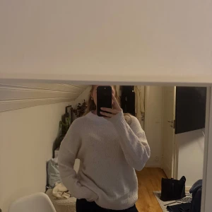 Ljusbeige stickad tröja med rund hals - Supermjuk och oversized stickad tröja i ljusbeige med rund halsringning. Perfekt för lager-på-lager och chill dagar. Långa ärmar och relaxed fit ger en skön vibe. Passar till allt från jeans till kjol.