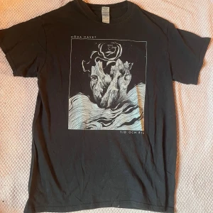 Svart T-shirt - Cool svart t shirt med tryck. Är i mycket bra skick och är i storlek M!