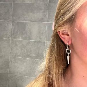 Bitten earring - Jätte fint Bitten earring från Maria Nilsdotter. Perfekt för dig som gillar minimalistisk men ändå unik stil. Säljer pågrund av att det inte kommer till användning. Nypris 2295kr 
