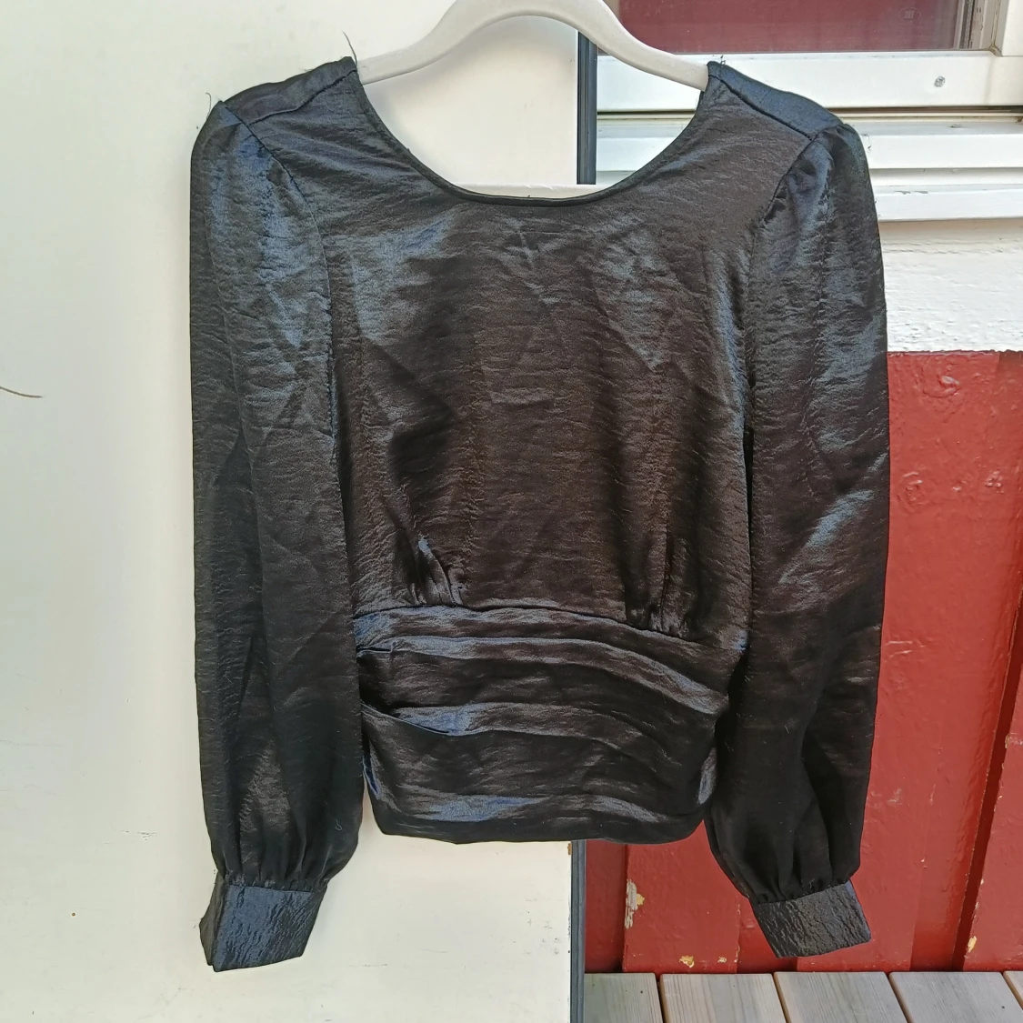 Svart blus med v-ringning och smock