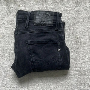 Replay Abbas jeans svarta  - Tjena, säljer min svart replay Anbas jeans pga att jag har växt ur dom. Jeansen har inga defekter på något sätt.  Hör av vid minsta fråga priset är inte fast 