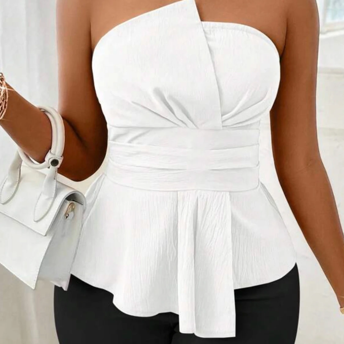 Vit asymmetrisk axelbandslös topp