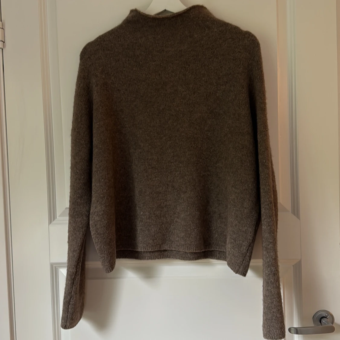 Mika Yak Funnelneck Sweater i brunt från Filippa K - 3