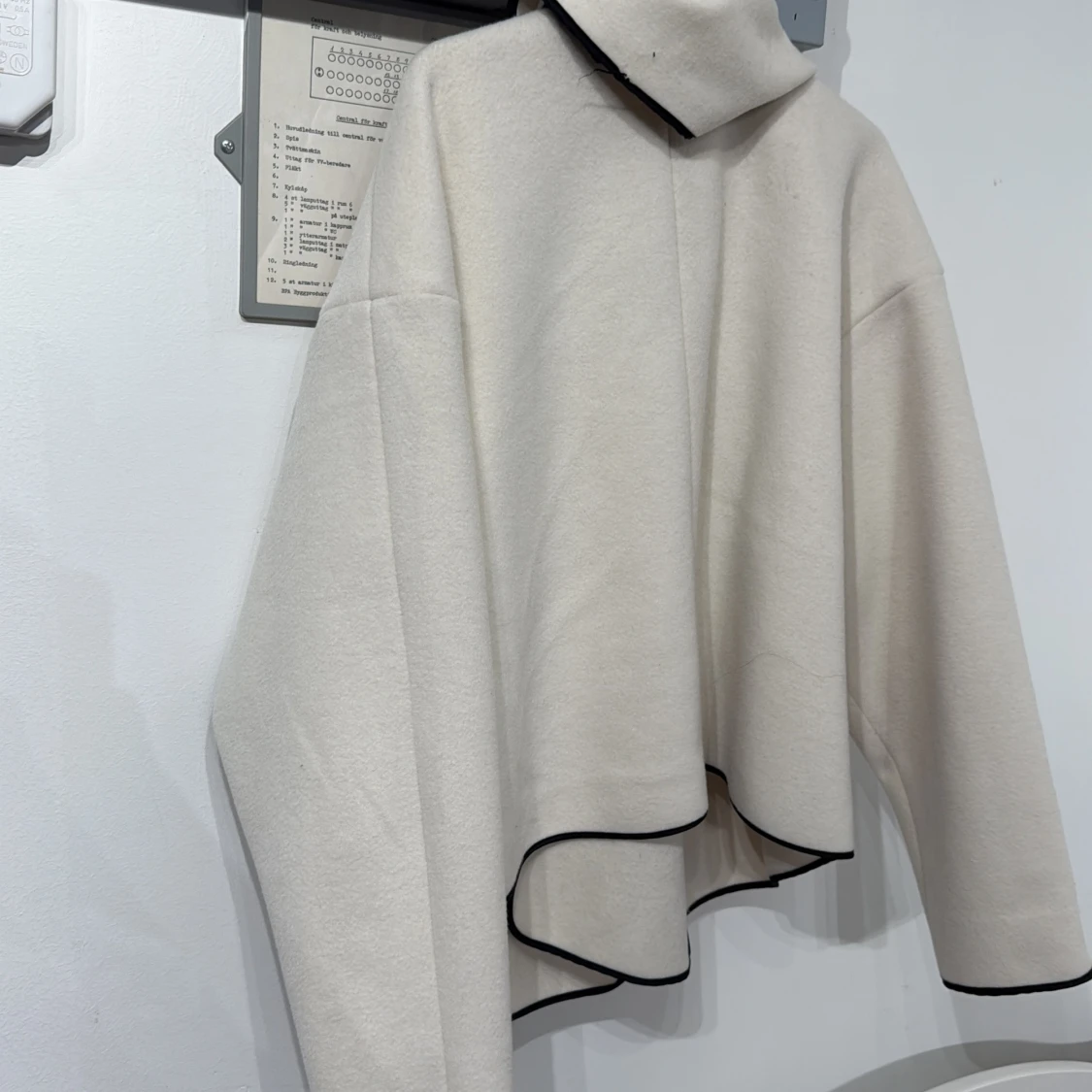 Vit omlottjacka med svarta kanter - 4