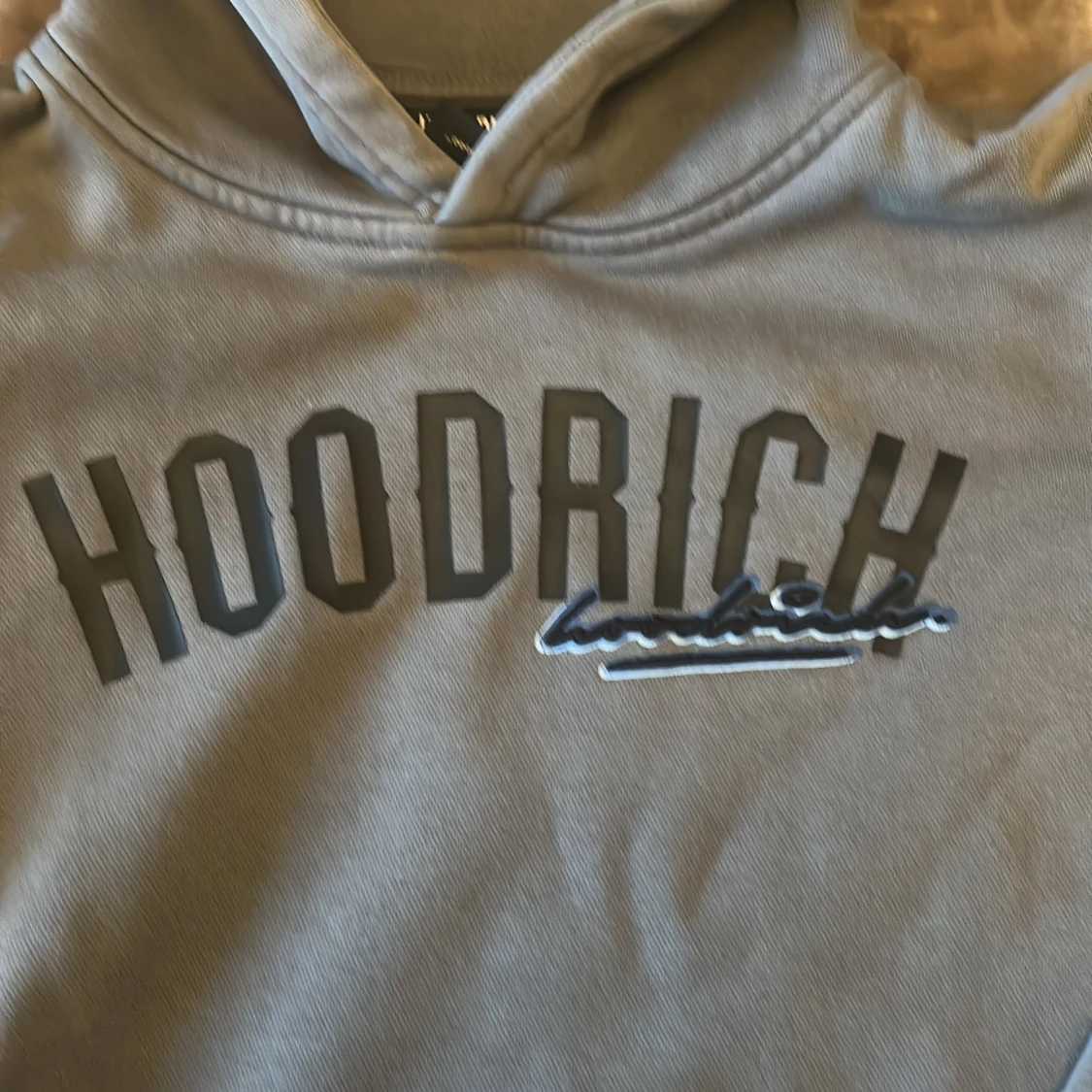 Grå hoodie från Hoodrich med tryck - 1