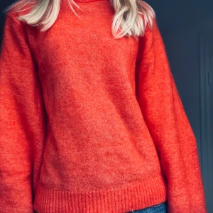 Röd stickad tröja med lång ärm - Supermysig röd/orange stickad tröja som är helt peeeerfekt nu till hösten🥹💘 den är i stickat material och har en trendig polokrage❣️säljer då den tyvärr inte riktigt kommer till användning, men tror man kan styla den riktigt snyggt!!