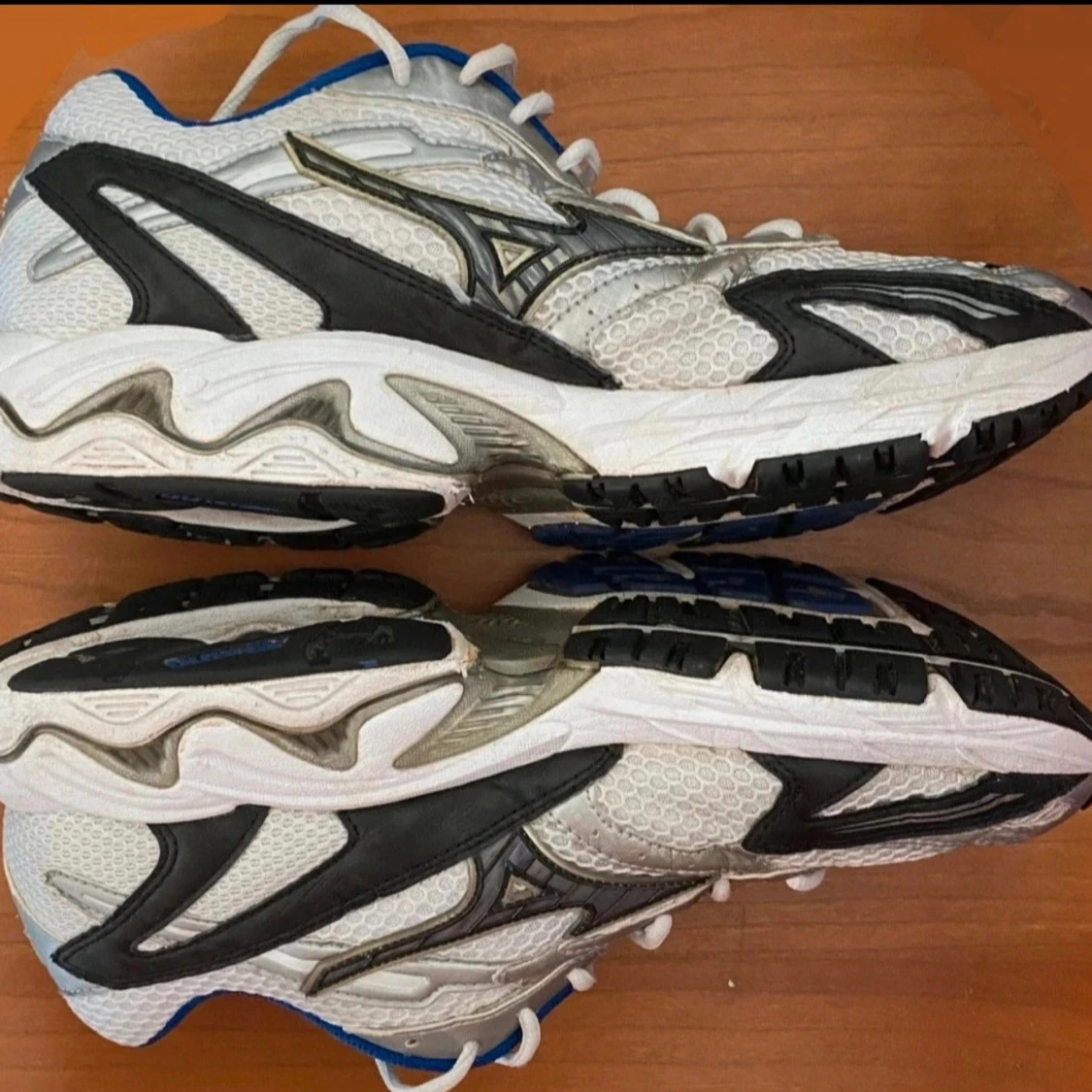 Vita och blå Mizuno sneakers strl 41