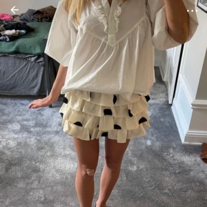 volangkjol med svarta prickar - Supersöt kort volangkjol med stora svarta prickar