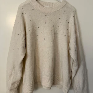 tröja med pärlor - jättefin tröja från hm med pärlor. den är använd men fortfarande i ett fint skick. 