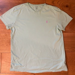 Ralph Lauren T-shirt - Mycket fint skick utan defekter. Storlek M, normal i storleken. Kom gärna med prisförslag eller andra frågor!