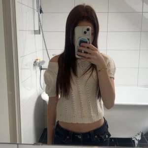 Vit stickad topp - Superfin vit stickad tröja, har använt fåtal gånger och är i bra skick 