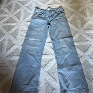 Ljusblå wide jeans från ASOS DESIGN - Säljer ett par ljusblå jeans från ASOS DESIGN med breda ben och bootcut passform. Använda ett fåtal gånger, därav skick 9/10. Storlek 32/32
