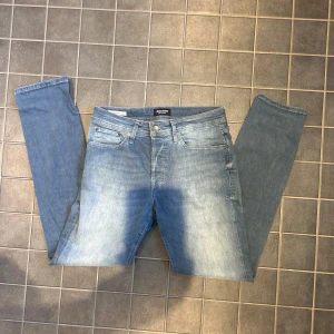 Jack and Jones jeans  - Säljer dessa svin snygga Jack and Jones jeans i storlek W30 L32 och i modellen Slim/tim, priset är inte fast utan kan förhandlas!