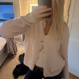 Ljusrosa kofta med knappar - Gullig kofta från hm❣️