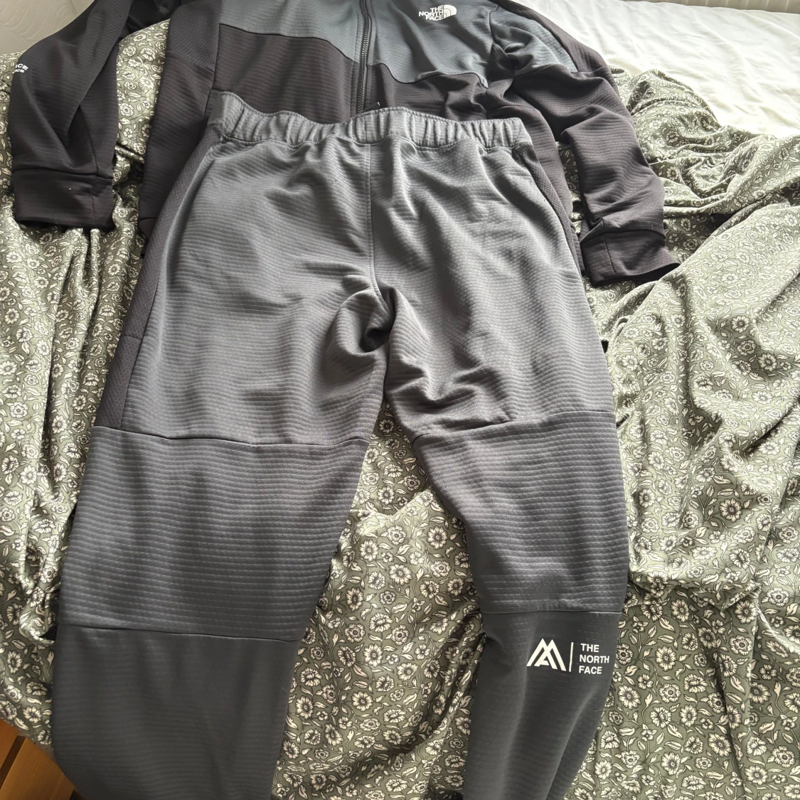 Grå träningsbyxor från The North Face - 1