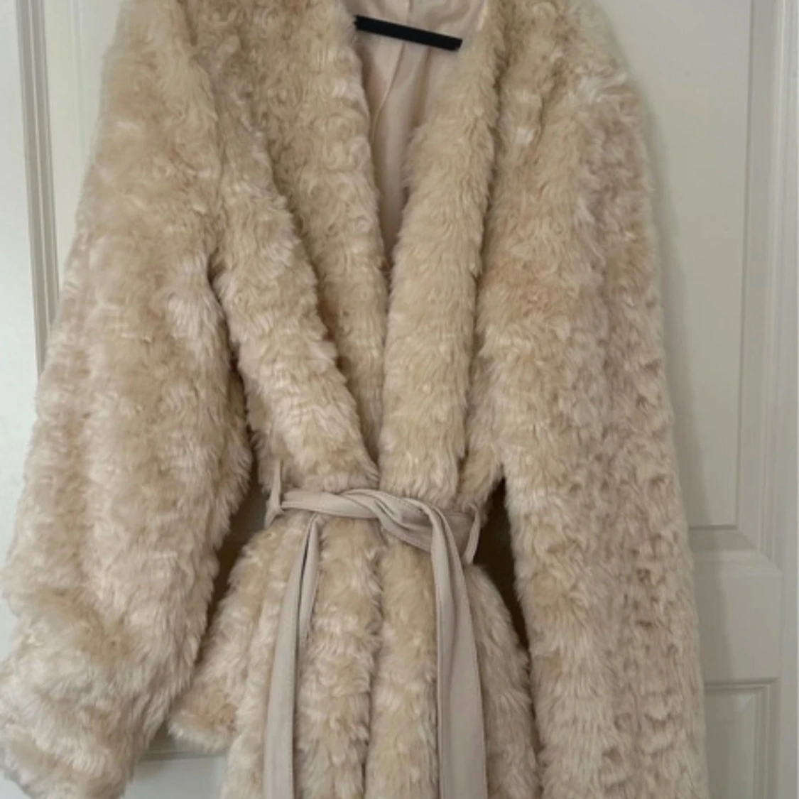 Beige pälskappa med bälte