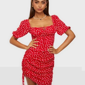 Helt ny med tagg Adoore Palermo klänning  - Säljer en helt ny (med tagg kvar) Palermo klänning från Adoore. Storlek 34. Utsåld överallt. Justerbar längd från kort till lång. Sitter så snyggt! Alla frågor innan bud. Betalning omgående. Tack på förhand 