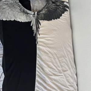 Marcelo burlon t shirt  - Hej jag säljer min Marcelo burlon t shirt på grund av ej användning och den är i ganska ny skick. Den är i storlek L men kan även passa M tycker jag. Nypris är 1200kr men jag vill sälja den för 850kr men priset kan diskuteras