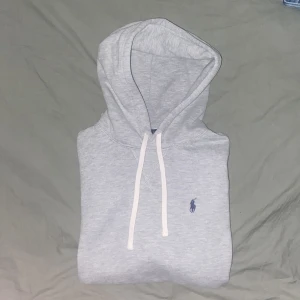 Ralph Lauren Hoodie - Skick: 8/10, jätte bra skick men bara några trådar som gått upp | Passar 165-175 cm | Pris kan diskuteras!