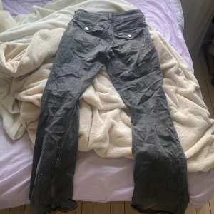 Mörkgråa  jeans från Gina Tricot - Säljer dessa gråa Gina Tricot low waist jeans🤍 
