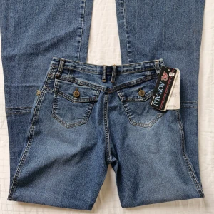 2000s utsvängda jeans med låg midja - Lågmidjade flare jeans från Aokalu ❤️ Nya med prislapp! Köpta på Vinted, säljer då de är fel storlek för mig.  Storlek W25, L32 Midjemått: 32x2 cm Innerbenslängd: 83 cm Total längd: 105 cm  Pris är diskuterbart!  Hör gärna av dig vid frågor och glöm inte att kolla in garderoben för fler liknande plagg, bundlerabatt finns! 😊