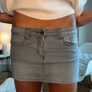 Randig jeanskjol med fickor - Säljer en super söt randig mini kjol. Jag är lång så den sitter väldigt kort på mig, köpte i storlek 34 men den var i 158(12-13år) men passar mig fortfarande i midjan perfekt(storlek 34 ). Passar perfekt på någon som är 158-168 cm lång. 💞