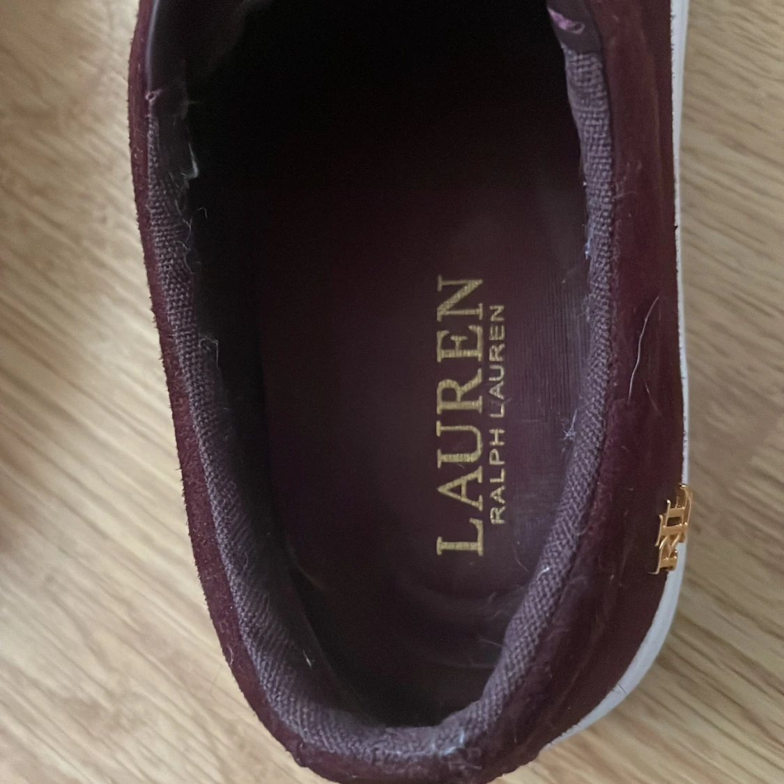 Vinröda sneakers från Lauren Ralph Lauren - 2