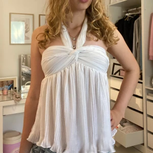 Vit topp - Säljer en jättefin vit topp som jag köpt på gina tricot💕 Har bara användt den 1 gång🌸