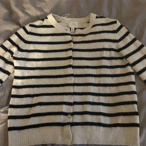 Randig kofta från H&M i bomull - mysig kofta/tröja från H&M i storlek S använder inte längre då den är liten på mig nu