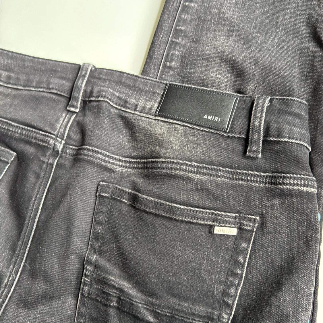 Svarta jeans från Amiri med tryck - 2