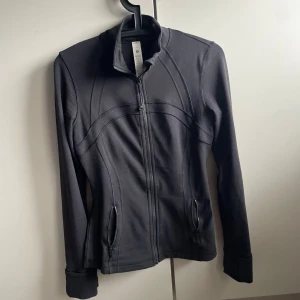 Svart träningsjacka från Lululemon - Säljer min fina lululemon Define jacket, då jag vill ha en mindre storlek🌸Den har lite damm på sig på bilden men den tvättas innan köp💘🩷Kom gärna privat om du har några funderingar😁🌸💘
