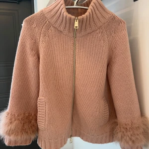 Stickad Herno jacka  - Väldigt unik jacka från Herno💋köpt på Vestaire Collective för 5500kr och använd mkt sparsamt! Perfekt både för höst o vinter! För referens är jag 170