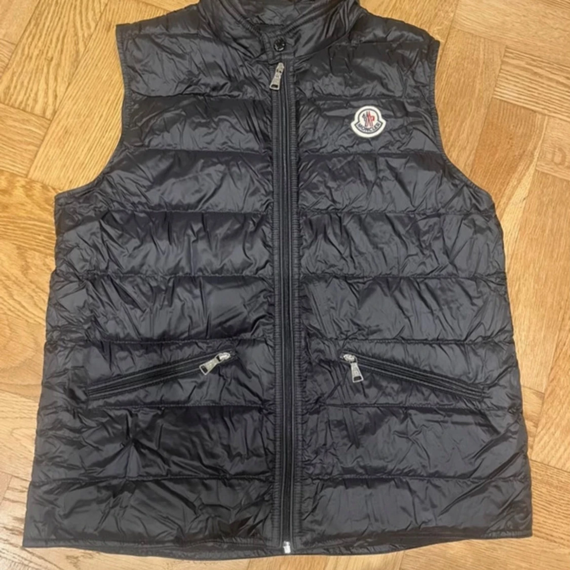 Svart dunväst från Moncler