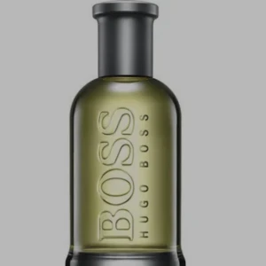 Hugo Boss Bottled parfym - Klassisk parfym från Hugo Boss i en stilren, rundad glasflaska med grön ton och svart lock. Flaskans framsida har tydlig BOSS-logga i relief. Perfekt för dig som gillar eleganta och moderna dofter.
