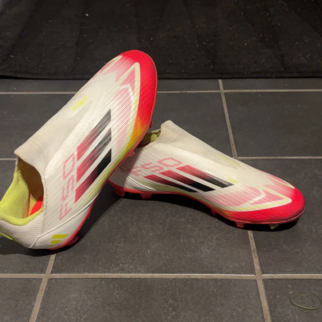 Adidas F50 vita och röda fotbollsskor - 1