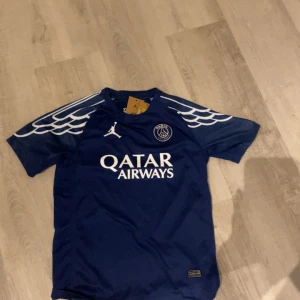 PSG Tröja - Snygg psg tröja som passar till alla lägen. Träning eller vanlig användning. Helt ny och säljs så den inte är i min smak. 