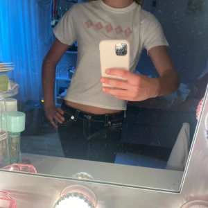 Vit Juicy Couture t-shirt med tryck - Vit t-shirt från Juicy Couture med rosa diamantformade tryck och logga på bröstet. Tröjan har rund hals och korta ärmar. Perfekt för dig som gillar clean och snygg streetstil🩷🩷