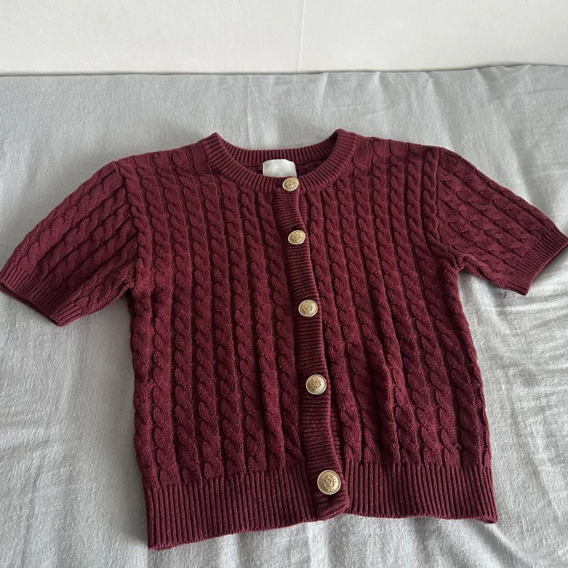 vinröd tröja/kofta med guld detaljer