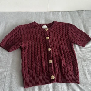 vinröd tröja/kofta med guld detaljer  - vinröd tröja/kofta med guld detaljer 