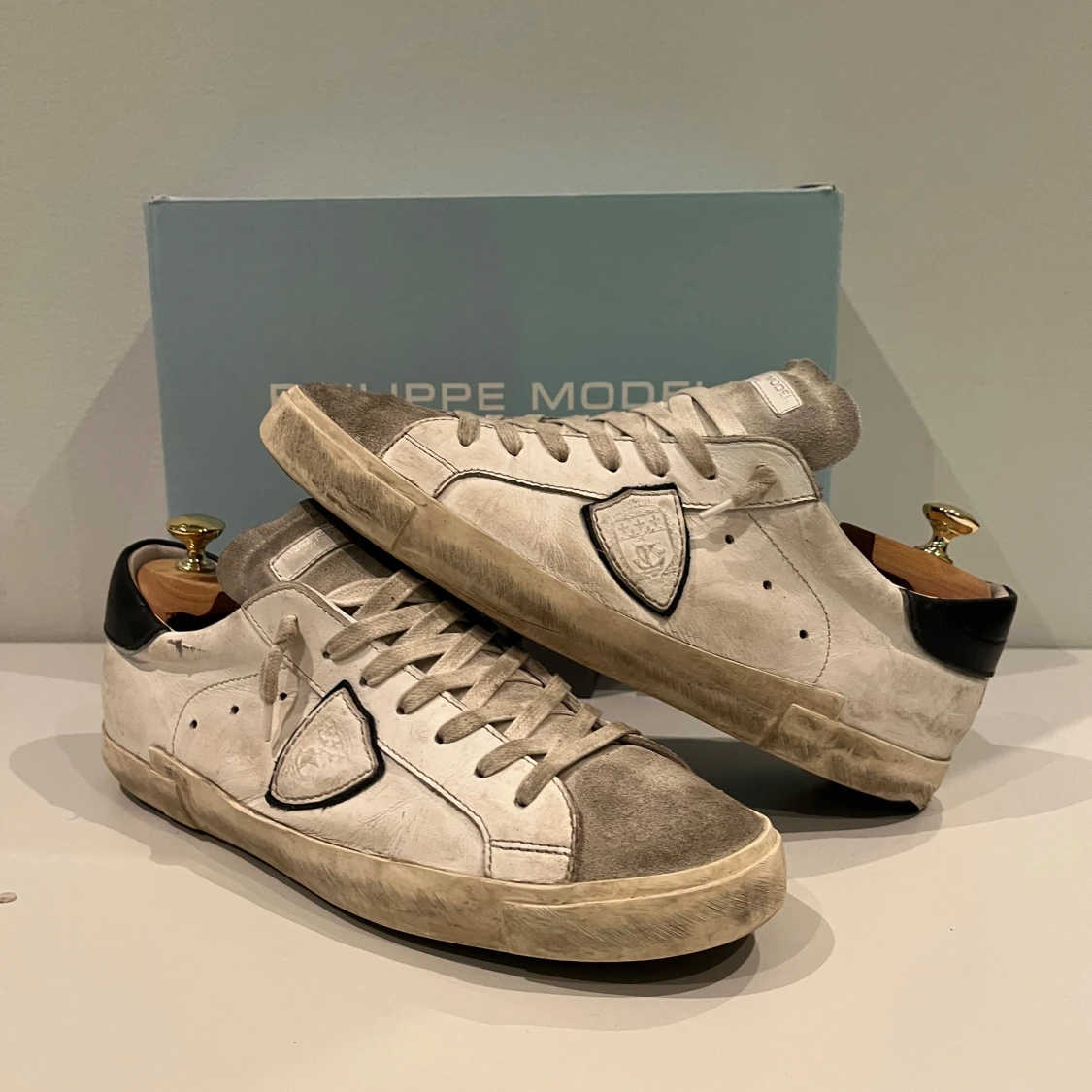 Philippe Model vita sneakers med mockadetaljer - 1